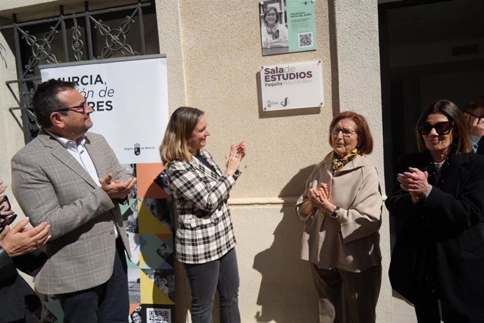La consejera de Política Social, Conchita Ruiz, junto con el alcalde de Cieza, Tomás Antonio Rubio, y la homenajeada, Paquita Moya del Baño.