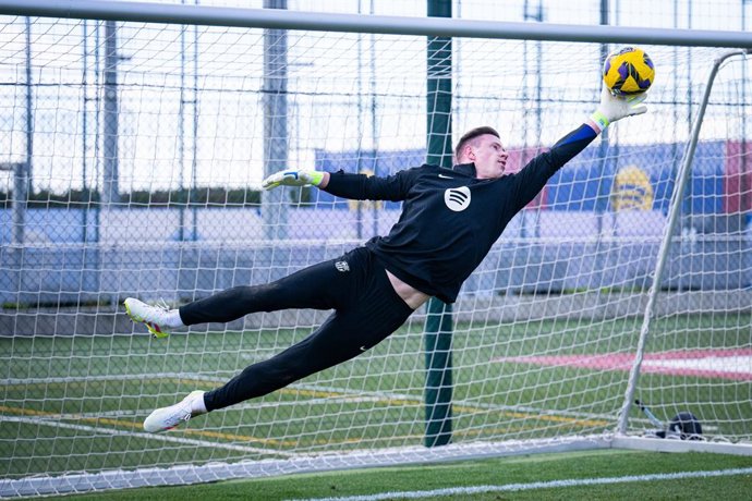 Marc-André ter Stegen, goleiro do FC Barcelona, em treinamento individual enquanto se recupera de uma lesão no joelho.