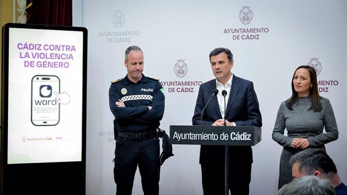 El alcalde de Cádiz, Bruno García, la concejala de Igualdad, Virginia Martín, y el inspector de la Policía Local Andrés Ochoa, presentan la aplicación móvil Ward para víctimas de violencia de género.