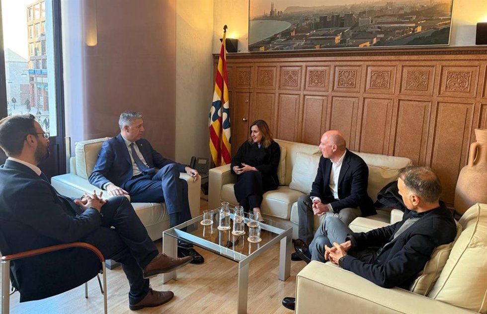La alcaldesa de Valncia, María José Catalá, ha mantenido este lunes un encuentro con el alcalde de Badalona, Xavier Garcia Albiol, para abordar los protocolos antiocupación.