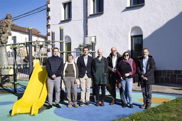 El consejero Gimeno junto al resto de participantes en la visita al colegio público San Esteban de Erro