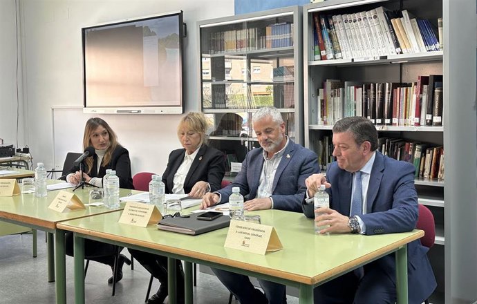 La consejera de Educación, Rocío Lucas; la ponente Nieves Chillón, el presidente de la Asociación de Víctimas del Terrorismo, Sebastián Nogales, y el consejero de la Presidencia, Luis Miguel González Gago.