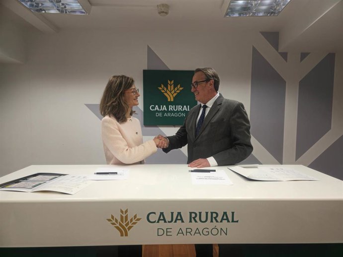 Representantes de la USJ y Caja Rural de Aragón firman el acuerdo.