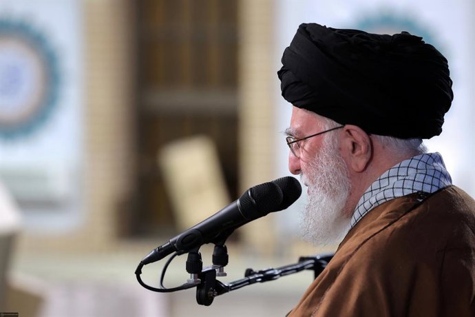 21 de março de 2025, Teerã, Irã: O líder supremo do Irã, aiatolá ALI KHAMENEI, fala à multidão e às autoridades durante seu discurso anual de Nowruz (Ano Novo Persa) em Teerã. Em 21 de março, o líder supremo do Irã declarou que as ameaças dos EUA contra s