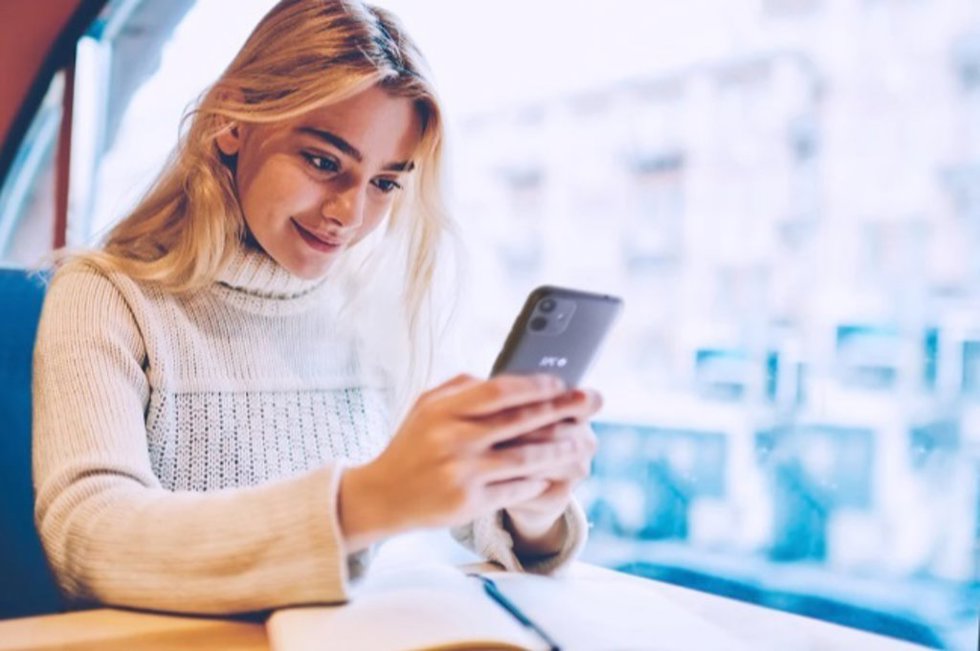 Persona utilizando el teléfono móvil