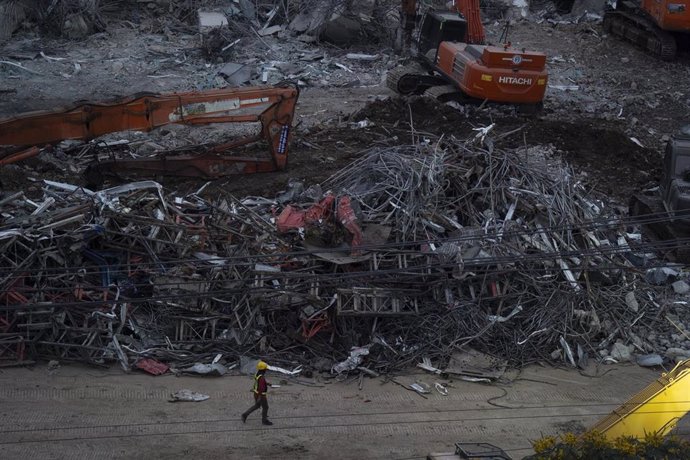 31 March 2025, Thailand, Bangkok: A rescuer abseils onto the higher levels of the wreckage to search for people trapped, following earthquakes that struck neighbouring country Myanmar. Rochanametakul/SOPA Images via ZUMA Press Wire/dpa