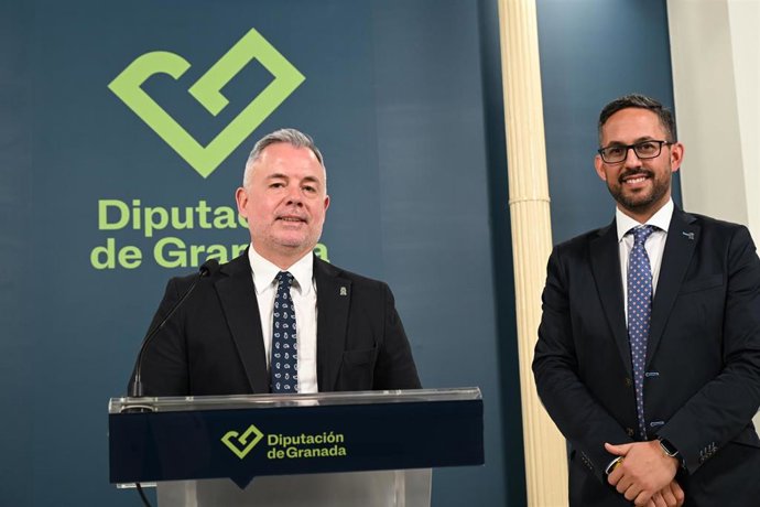 El portavoz del equipo de gobierno de la Diputación de Granada, Nicolás Navarro, y el diputado de Agua, Promoción Agraria y Medio Ambiente, Antonio Mancilla.