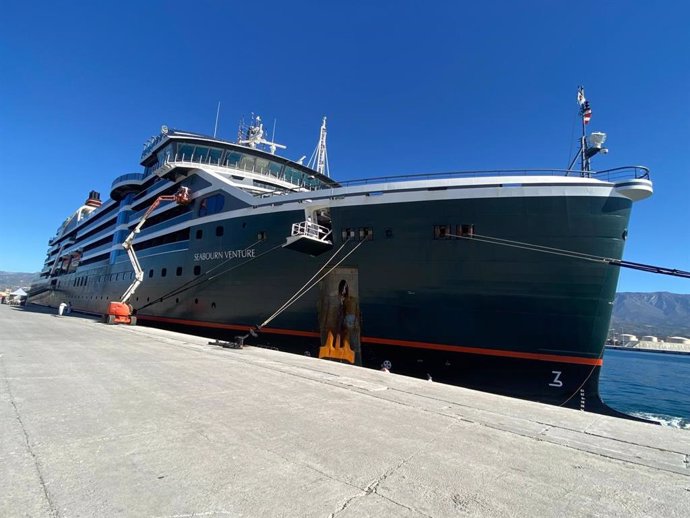 Primera escala del crucero de lujo Seaborun Venture en el puerto de Motril (Granada).