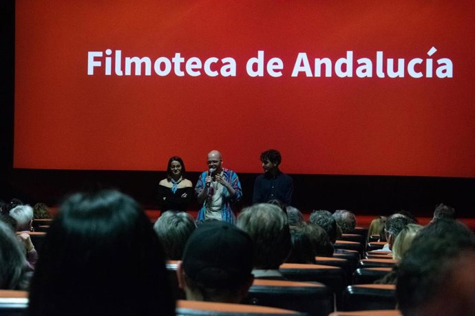 Alex Sereno (centro) presenta en la Filmoteca de Andalucía, junto a Celia Kiedis (izda.), el estreno de su nueva película, 'Lady Sakura'.