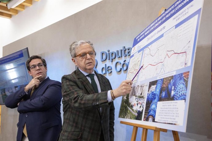 Fuentes explica, sobre el mapa, el proyecto de renovación de la conducción entre la ETAP de Iznájar y Los Prietos.