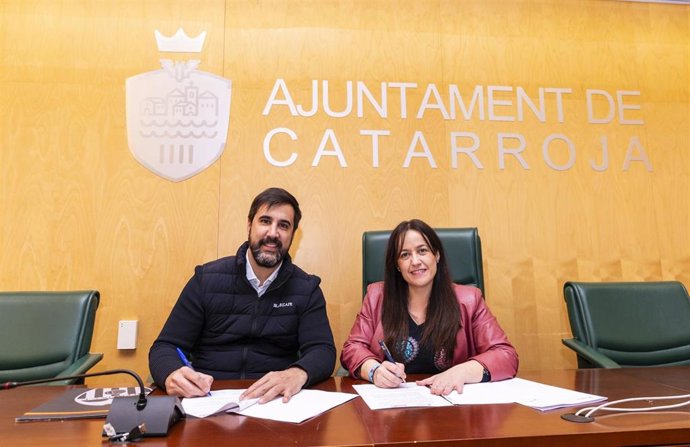 El director general del Valencia CF, Javier Solís, con la alcaldesa de Catarroja, Lorena Silvent