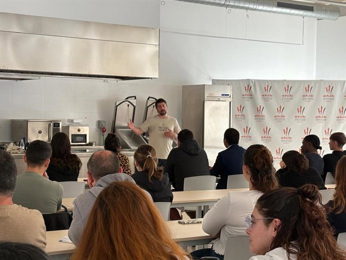 La Escuela de Hoteleria de Ibiza acoge la jornada organizada por la ADR Baleares.