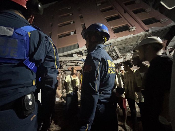 Miembros del Blue Sky Rescue durante las operaciones de búsqueda y rescate tras el terremoto en Birmania. 