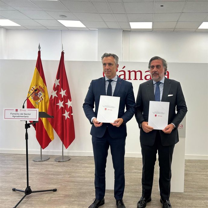 El consejero de Medio Ambiente, Agricultura e Interior, Carlos Novillo, ha rubricado el acuerdo en el Instituto de Formación Empresarial de la Cámara Oficial de Comercio e Industria, para promocionar los productos de proximidad entre alumnos de Hostelería