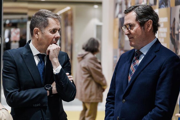 El presidente de Cepyme, Gerardo Cuerva (i), y el presidente de la CEOE, Antonio Garamendi (d), durante la asamblea general de la Confederación Nacional de la Construcción (CNC), en la sede de la CEOE, a 20 de marzo de 2025, en Madrid (España).