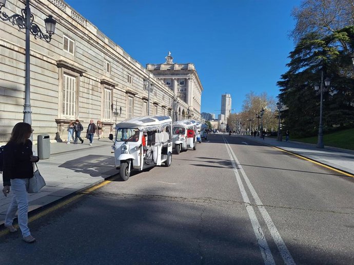 Varios tuk-tuk parados en una zona donde no está permitido frente al Palacio Real, en Madrid, el 31 de marzo de 2025.