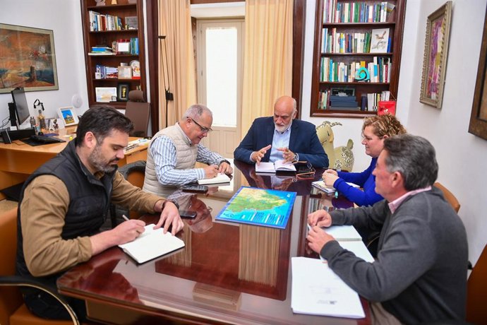 Javier Vidal con el secretario general de Fecopesca y personal técnico.