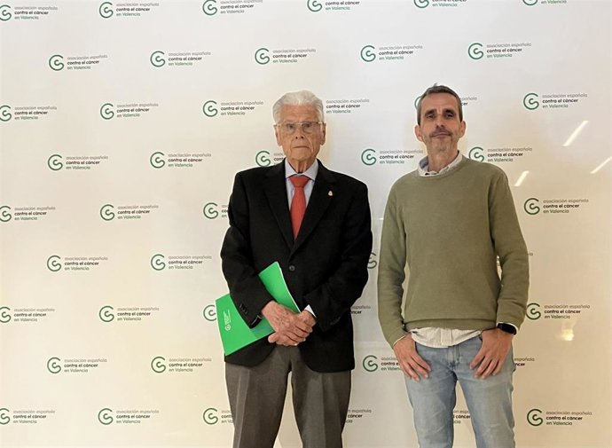 El vicepresidente de la Junta Provincial de Valencia de la Sociedad de Lucha contra el Cáncer, Antonio Llombart, junto al paciente oncológico Paco en la sede de la Asociación Española Contra el Cáncer de València.