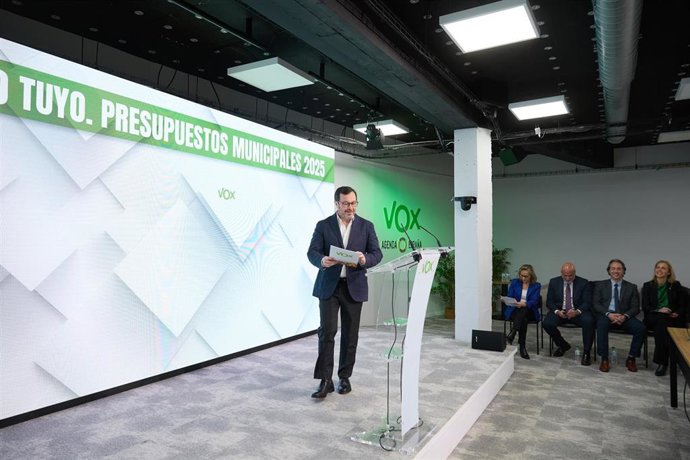 Archivo - El portavoz de Vox, José Antonio Fúster, durante una rueda de prensa