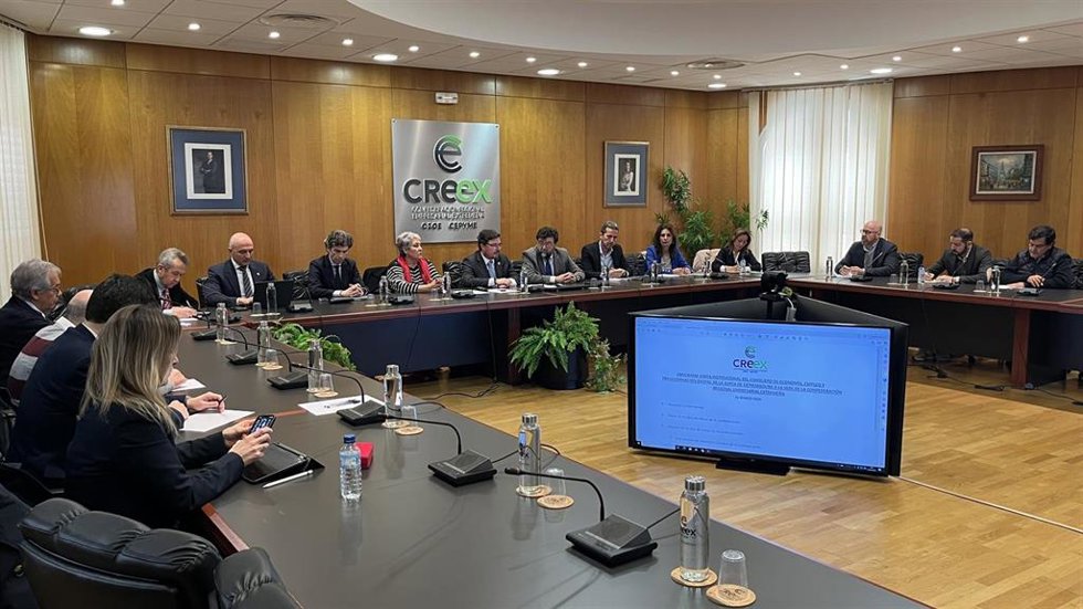 Reunión del consejero de Economía con miembros de la Creex