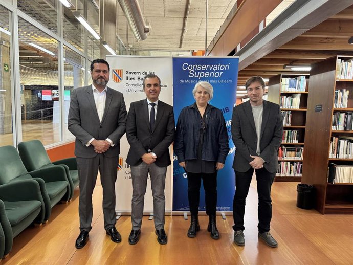 De izquierda a derecha, el diretor del Csmib, Felipe Aguirre, el conseller de Educación y Universidades, Antoni Vera, la adjunta a la dirección del Csmib, Margalida Furió, y director general de Universidades, Sebastià Massanet.