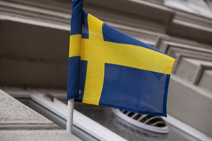 Archivo - Arquivo - 27 de janeiro de 2025, Copenhague, Copenhague, Dinamarca: Uma bandeira sueca pendurada do lado de fora de uma empresa perto do famoso marco Nyhavn em Copenhague, Dinamarca