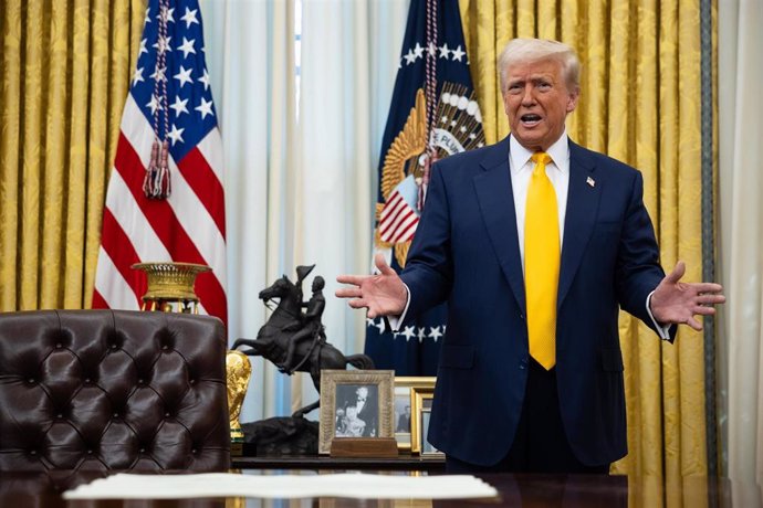 Archivo - February 21, 2025, Washington, District Of Columbia, USA: President Donald Trump speaks with reporters in the Oval Office at the White House Feb. 21, 2025. 