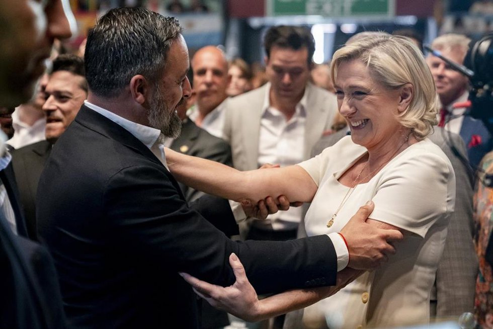 Archivo - La líder de Agrupación Nacional, Marine Le Pen, y el líder de VOX, Santiago Abascal, a 19 de mayo de 2024, en Madrid (España). 