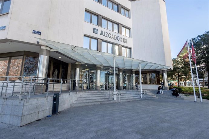 Archivo - Puerta de entrada de los Juzgados en Plaza de Castilla, 1, a 13 de enero de 2025, en Madrid (España).