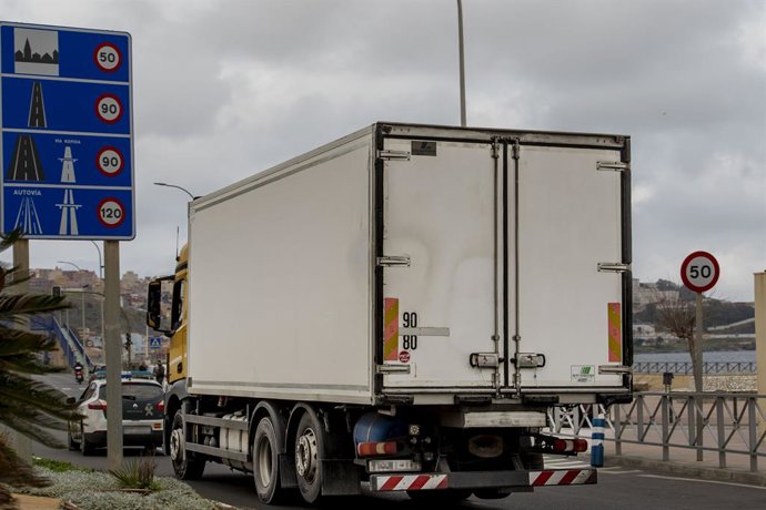 Archivo - El primer camión que ha pasado por la aduana comercial de Ceuta, a 21 de febrero de 2025, en Ceuta (España). Un camión de pescado fresco ha sido el primero que ha pasado por la aduana comercial de Ceuta, que ha iniciado su actividad diaria, ofre