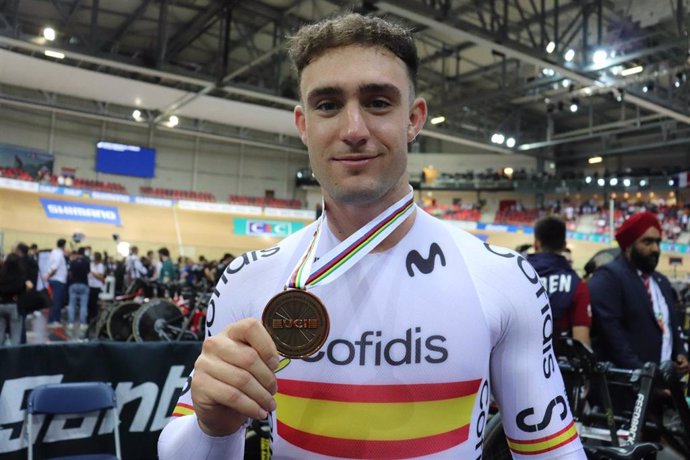 Archivo - El ciclista español Alejandro Martínez posa con su medalla de bronce en el Mundial de Pista de 2022