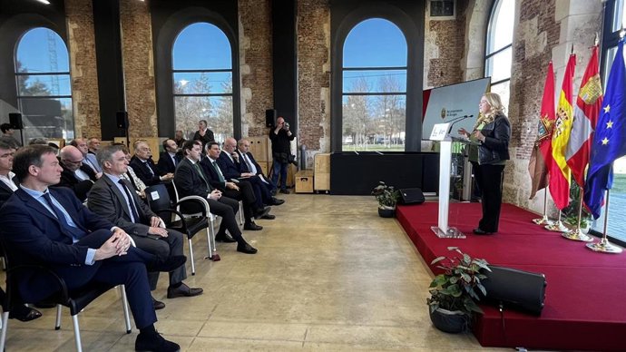 El presidente de la Junta escucha a la alcaldesa de Burgos durante la presentación del  proyecto 'Valle del Hidrógeno Verde'.