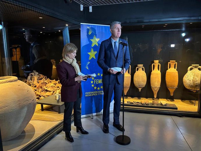 (I-D) La Alcaldesa De Jerez De La Frontera (Cádiz) Y Presidenta De La Federación Española De Municipios Y Provincias (FEMP), María José García-Pelayo, Y El Alcalde De Badalona (Barcelona), Xavier Garcia Albiol