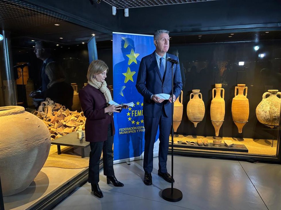 (I-D) La Alcaldesa De Jerez De La Frontera (Cádiz) Y Presidenta De La Federación Española De Municipios Y Provincias (FEMP), María José García-Pelayo, Y El Alcalde De Badalona (Barcelona), Xavier Garcia Albiol