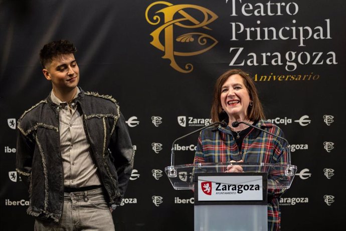 La consejera municipal de Cultura, Sara Fernández, y el cantante Juanjo Bona que actuará en el Teatro Principal de Zaragoza