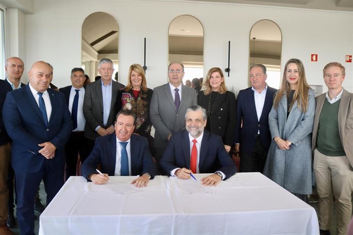 Dirigentes del PP de Huelva con representantes del PSD/Algarve (centroderecha portuguesa).