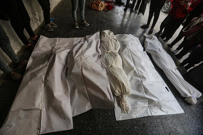 27 de março de 2025, Cidade de Gaza, Faixa de Gaza, Território Palestino: Corpos de palestinos, que perderam a vida após ataques israelenses, são levados do necrotério do Hospital Batista Al-Ahli por seus parentes para serem enterrados após as orações fún