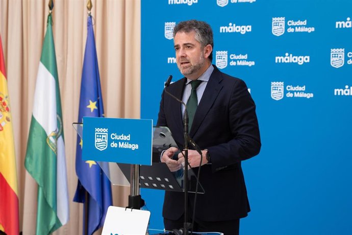 El concejal delegado de Economía, Hacienda y Fondos de la UE, Carlos Conde, en rueda de prensa