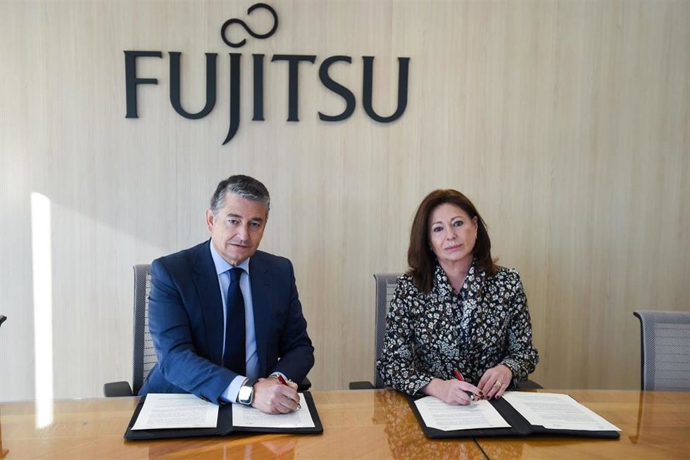 La Junta impulsa la investigación para frenar los ciberataques en el ámbito sociosanitario. El consejero de Presidencia, Interior, Diálogo Social y Simplificación Administrativa, Antonio Sanz, ha firmado el convenio con Fujitsu.