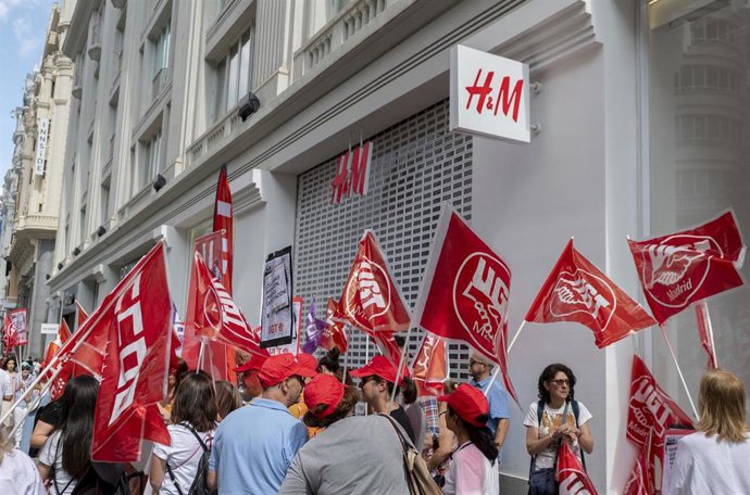 Archivo - Trabajadores de la cadena sueca de moda H&M durante una protesta en Gran Vía, a 20 de junio de 2023, en Madrid (España). 