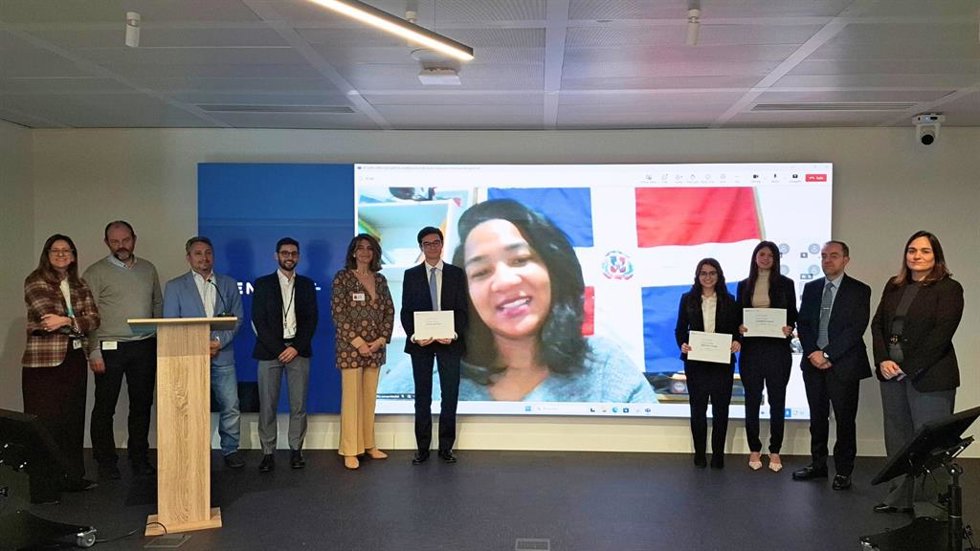 Sara recibe primer premio del Concurso de Ideas de Negocio en Gestión del Tráfico Aéreo de Enaire.