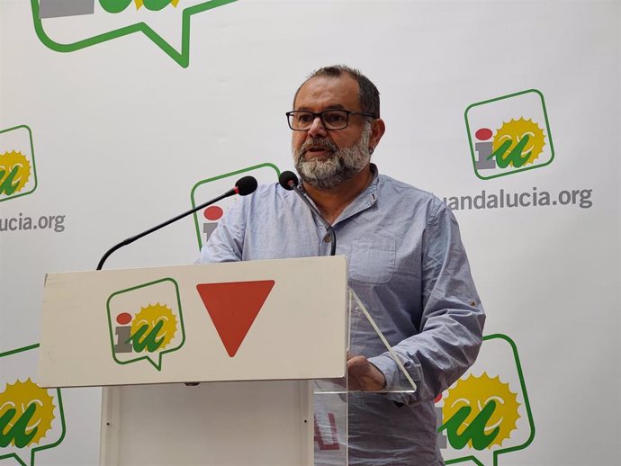El responsable de Política Institucional de IU Andalucía, Rafael Sánchez Rufo, este lunes en rueda de prensa.