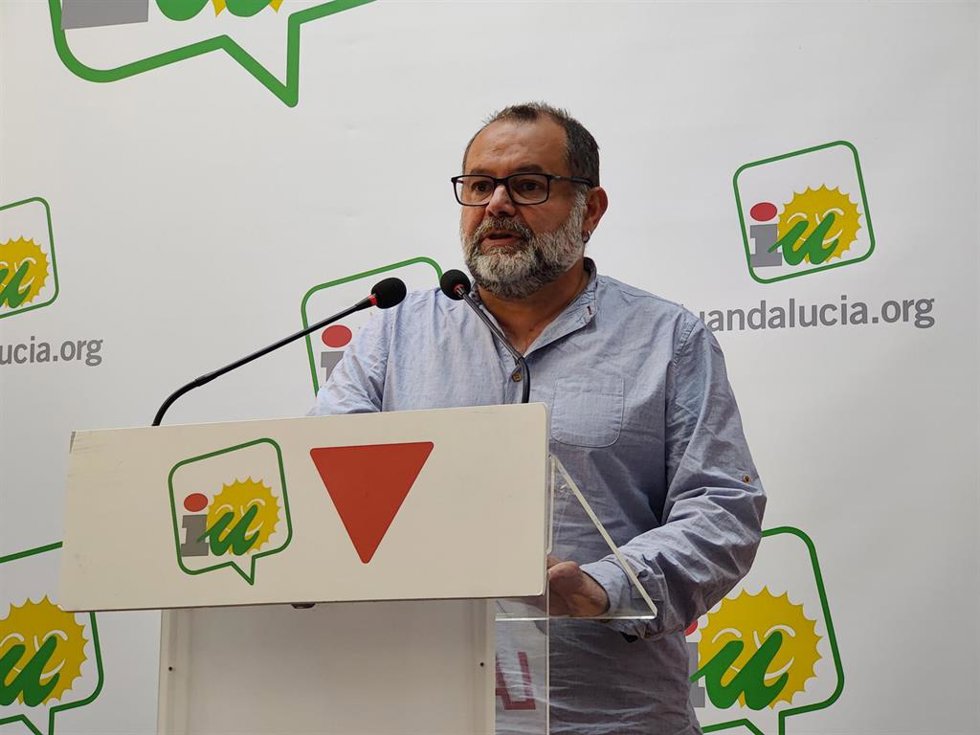 El responsable de Política Institucional de IU Andalucía, Rafael Sánchez Rufo, este lunes en rueda de prensa.