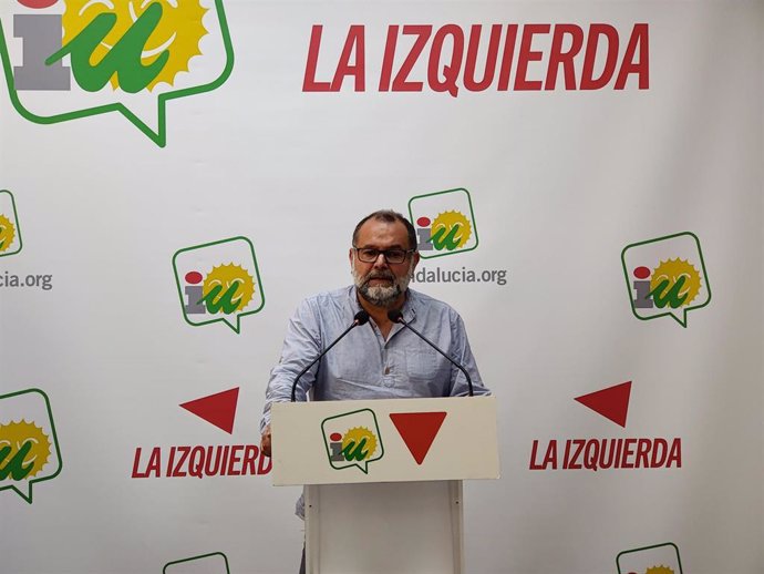El responsable de Política Institucional de IU Andalucía, Rafael Sánchez Rufo, en rueda de prensa este lunes en Sevilla.
