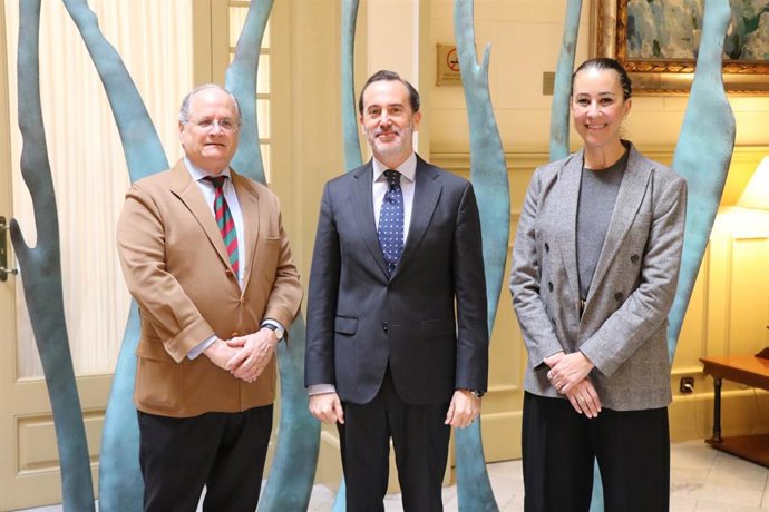 Le Senne recibe a una representación del Círculo Mallorquín.