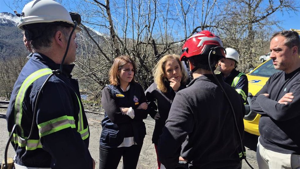 La delegada del Gobierno en Asturias, Adriana Lastra, y la consejera Belarmina Díaz, visitan el dispositivo por el accidente en una mina de Cerredo, en Degaña