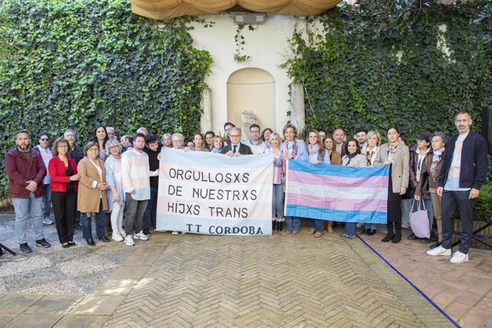 Salvador Fuentes (centro), durante la celebración en la Diputación de Córdoba del Día Internacional de la Visibilidad Trans.