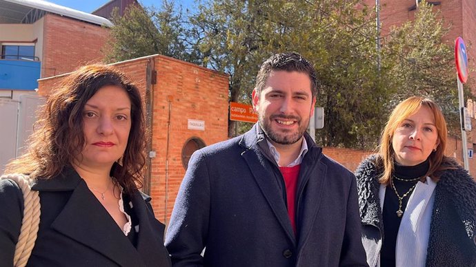 EL portavoz de VOX en las Cortes, Alejandro Nolasco, acompañado de las concejales en el Ayuntamiento de Teruel, Verónica Luz (izquierda)  y Elena Fernández (derecha)  junto al estadio de Pinilla, en Teruel. 