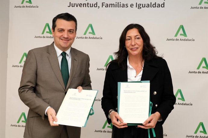 El presidente de la FAMP, José María Bellido, y la consejera de Inclusión Social, Juventud, Familias e Igualdad, Loles López, firman el Pacto Andaluz por la Conciliación.