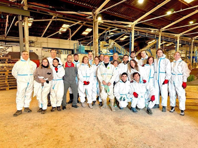 Trabajadores de Moeve durante su participación como voluntarios en Valencia.